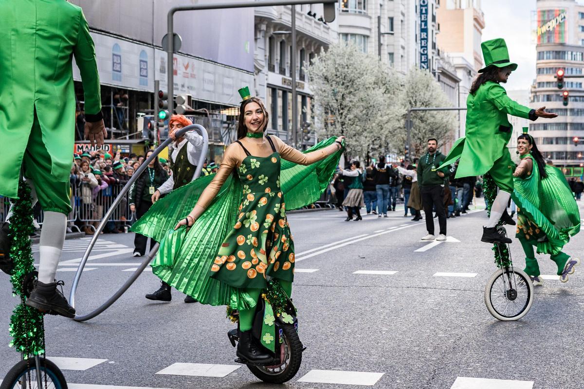 Varias personas marchan durante el desfile de San Patricio, a 14 de marzo de 2026, en Madrid (España). El desfile ha reunido a más de 40 bandas y a cientos de músicos y bailarines que han recorrido la Gran Vía de Madrid para celebrar el Día de San Patricio, tiñendo de verde la capital. 14 MARZO 2026;FIESTA Diego Radamés / Europa Press 14/03/2026. Diego Radamés;