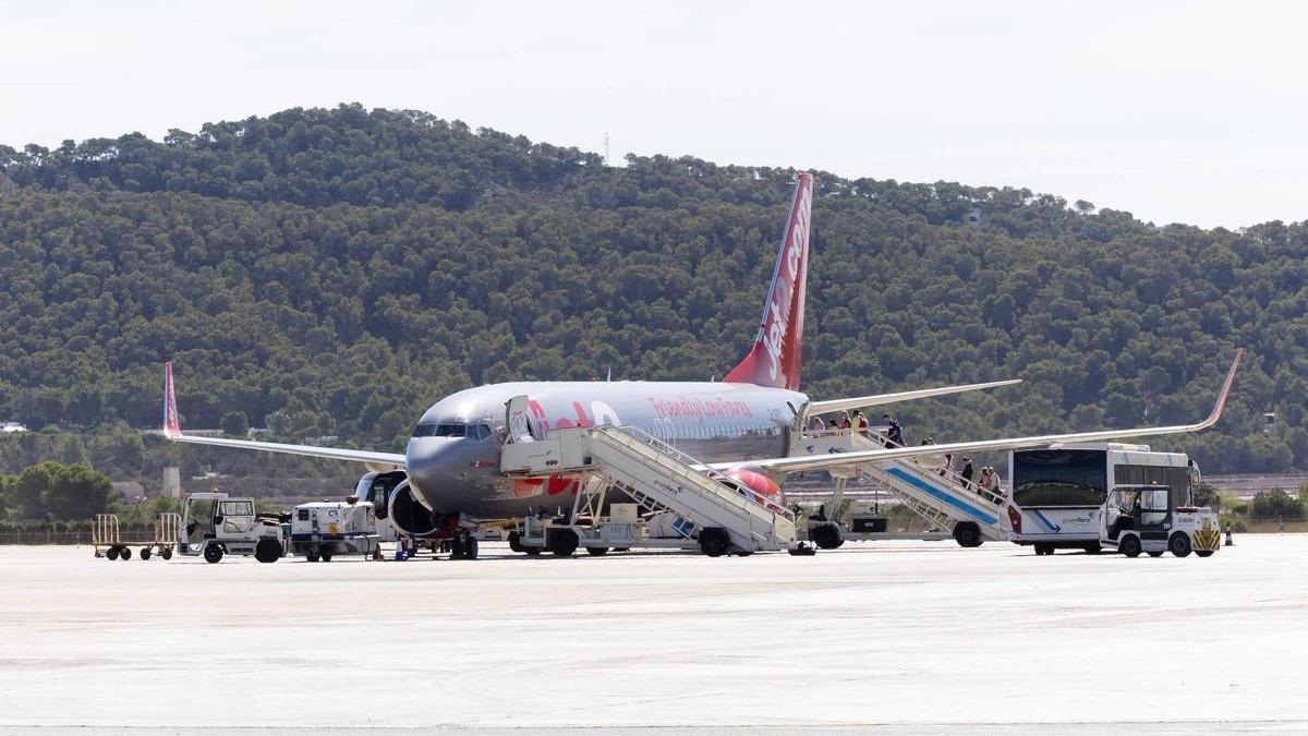 Un avión de easyJet en el aeropuerto de Ibiza