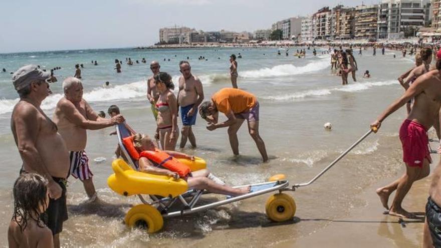 Pasarelas de hormigón hasta el mar para los discapacitados