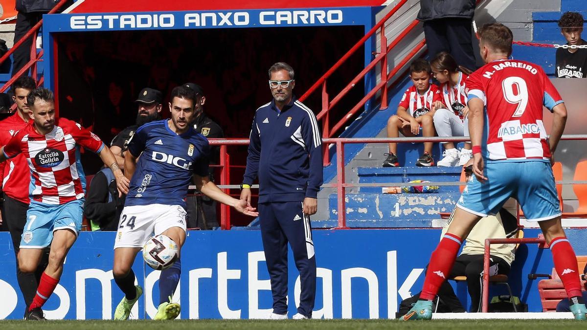 Bolo, al fondo, en un momento del partido.