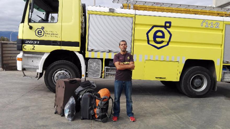 Claudio Romero, bombero del Consorcio, en el parque de Telde, con parte de la ropa para los refugiados en Grecia.