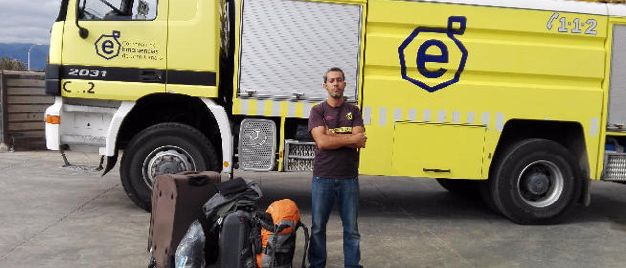 Claudio Romero, bombero del Consorcio, en el parque de Telde, con parte de la ropa para los refugiados en Grecia.