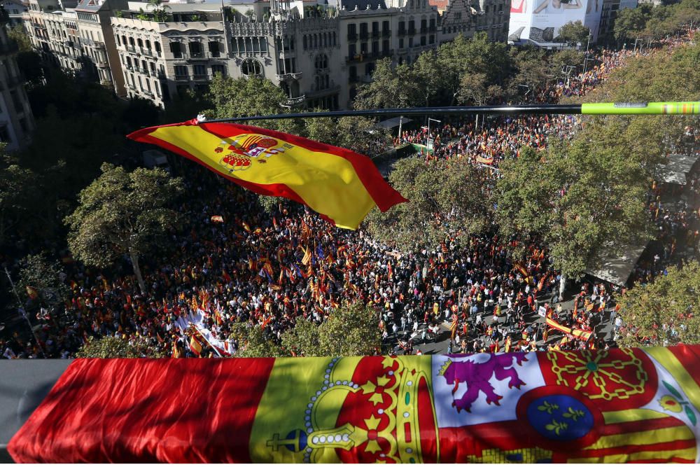 Milers de persones es manifesten a favor de la unitat d'Espanya a Barcelona