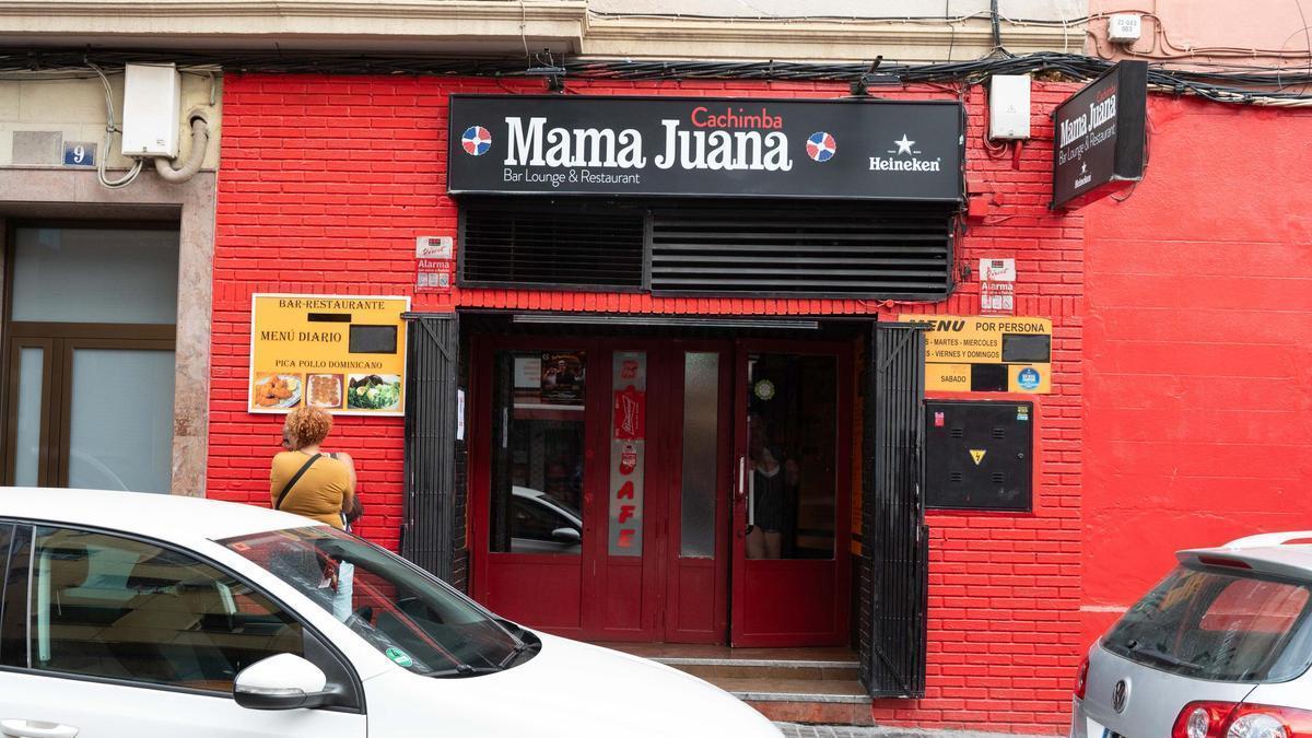 Robo en el bar MamaJuana de la calle Lastanosa, en Las Delicias, este miércoles de madrugada.