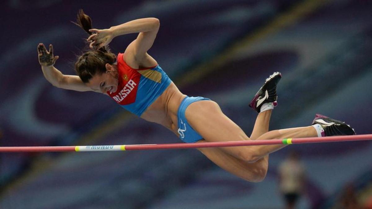 Yelena Isinbayeva durante una prueba de salto de pértiga, en 2013.