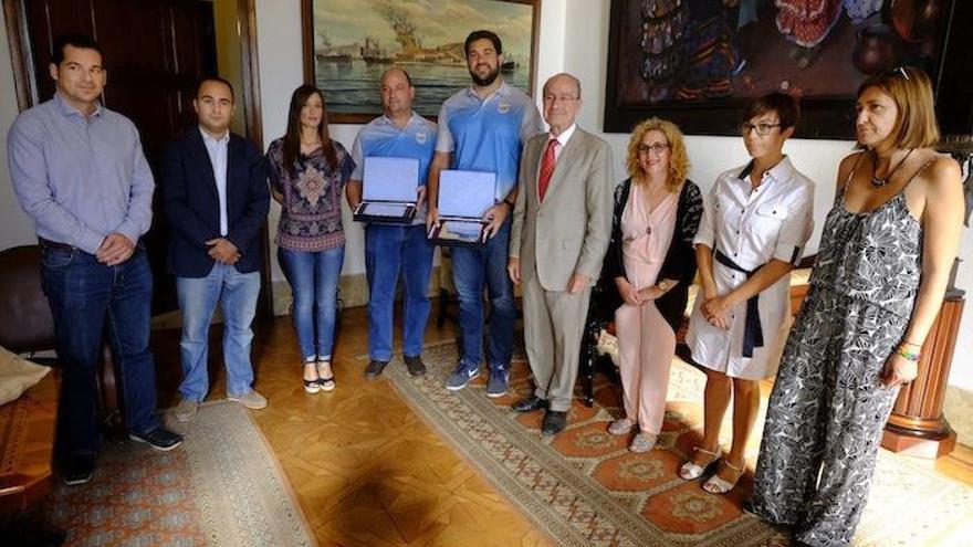 El alcalde de Málaga, junto a representantes de todos los grupos del Ayuntamiento, recibieron a Borja Vivas y Tomás Fernández.