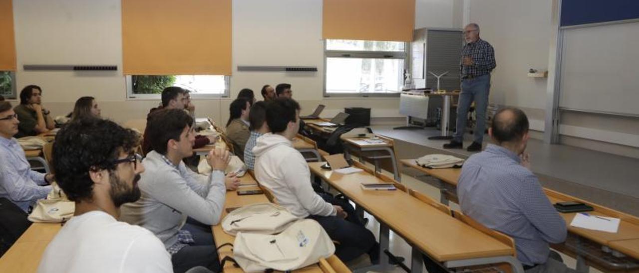 Asistentes, ayer, al curso de verano de la Universidad de Oviedo en el campus de Mieres sobre energías renovables marinas. | Fernando Rodríguez