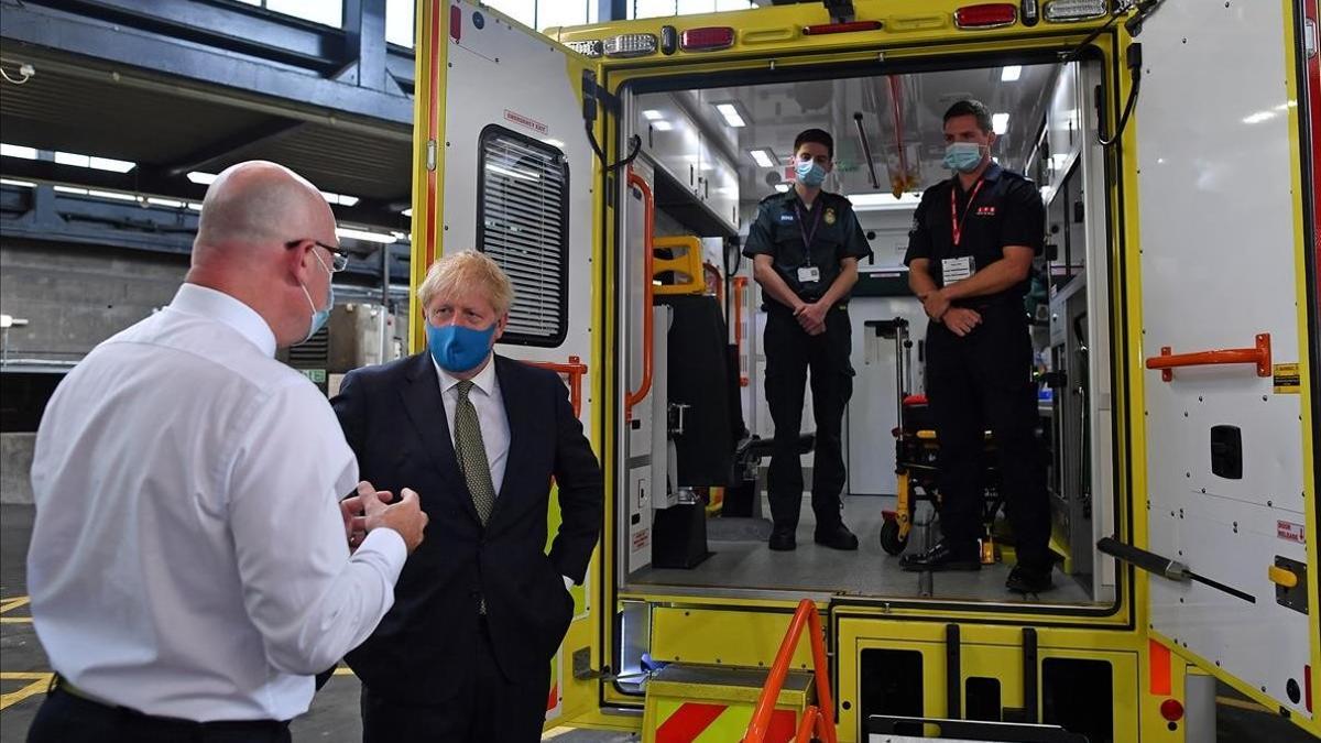 Boris Johnson habla con el responsable del servicio de ambulancias de Londres.