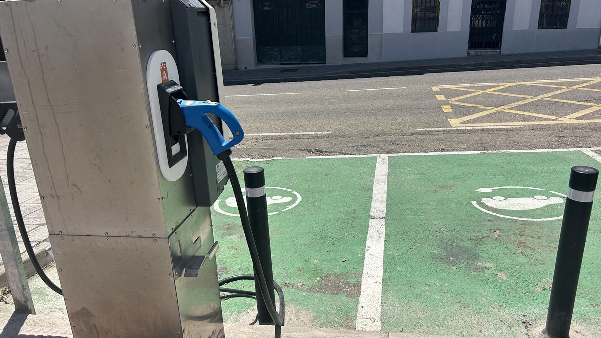 Uno de los puntos de recarga para vehículos eléctricos que hay en Coria.