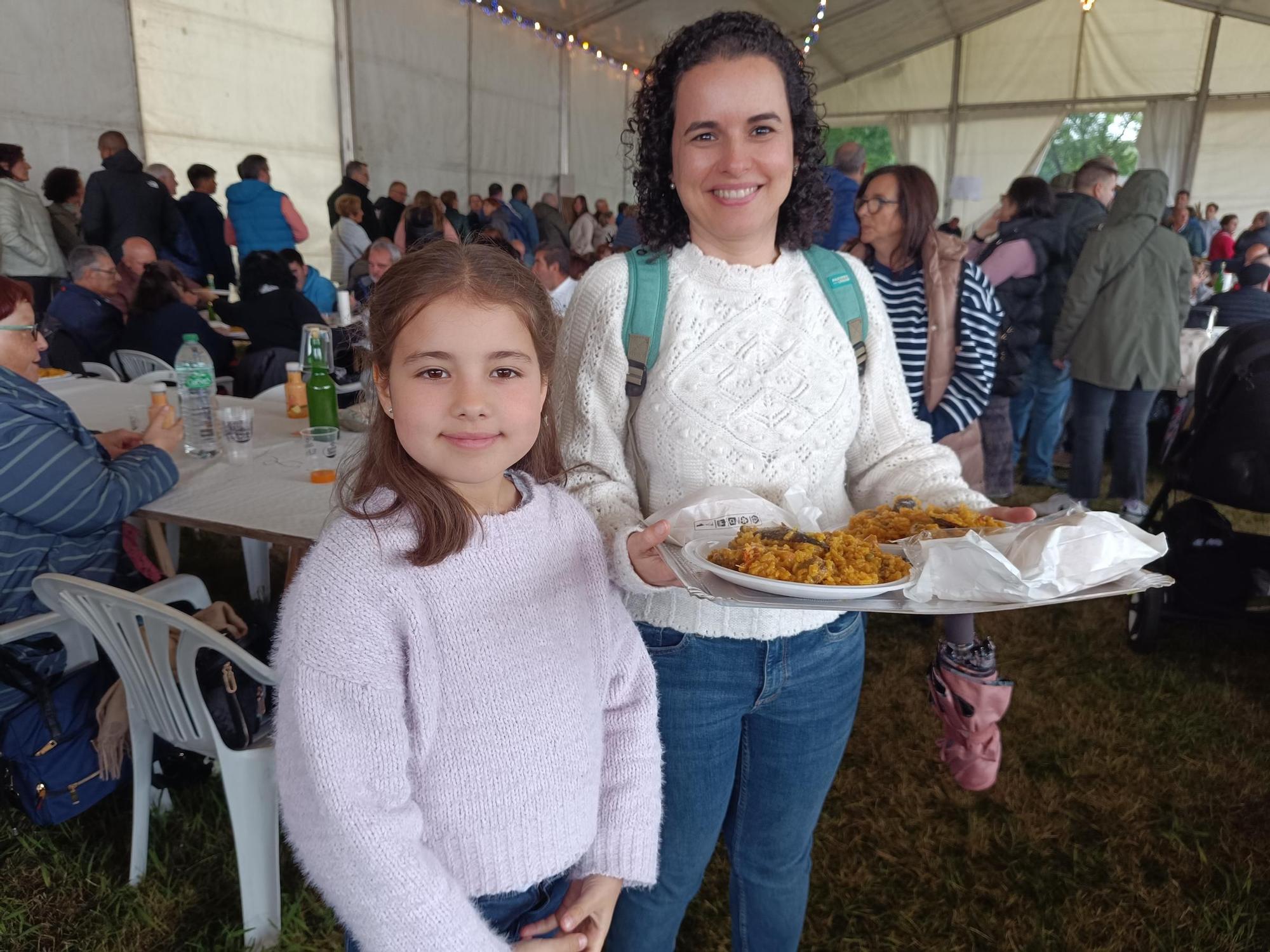 Compartiendo mesa y mantel en las fiestas de Meres, en Siero