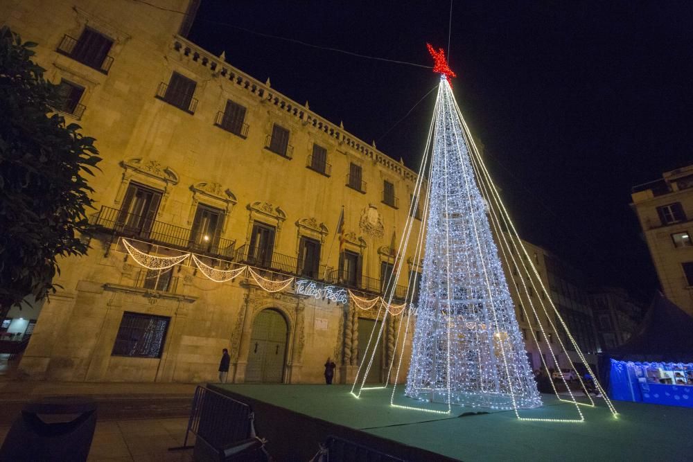 El alumbrado de Alicante queda lejos de la espectacularidad de ciudades competidoras en turismo.