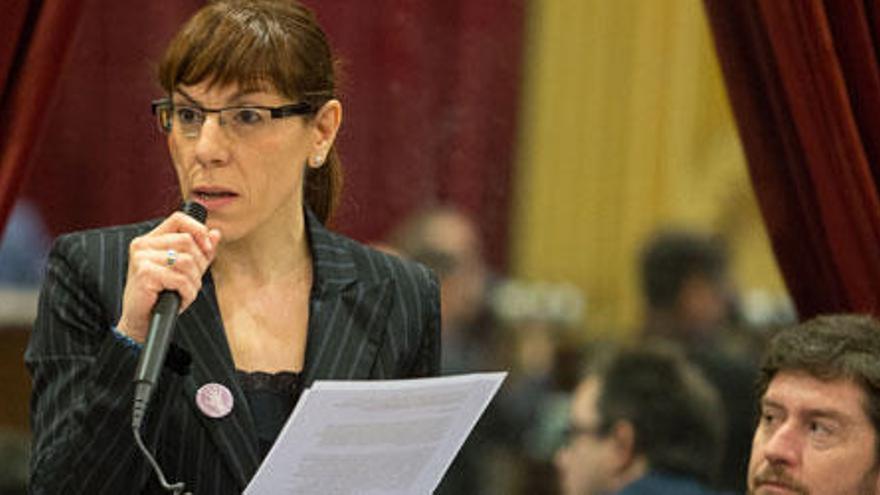 Laura Camargo en el pleno del Parlament.