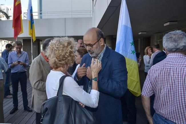 Las Palmas de Gran Canaria 21 Octubre 2016. El presidente del Cabildo, Antonio Morales, leyó un manifiesto en homanaje a.La bandera canaria con siete estrellas verdes que fue izada por primera vez en Gran Canaria en 1961 y causó una gran acogida entre la población, que pronto la asumió como propia como expresión de un sentimiento de identidad y sin ligarla a la reivindicación política con la que había nacido más de medio siglo antes.