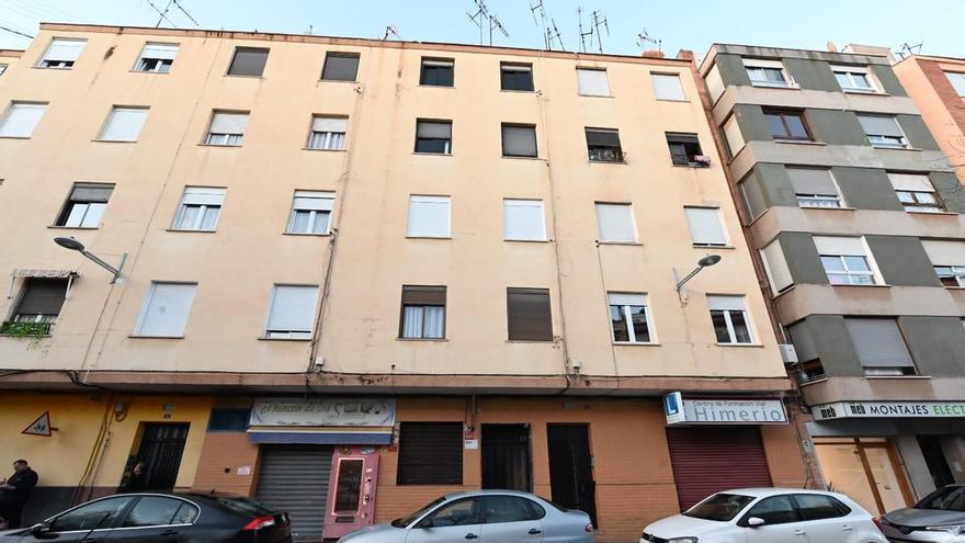 Vídeo: Una joven de 18 años se precipita de un sexto piso en Castelló