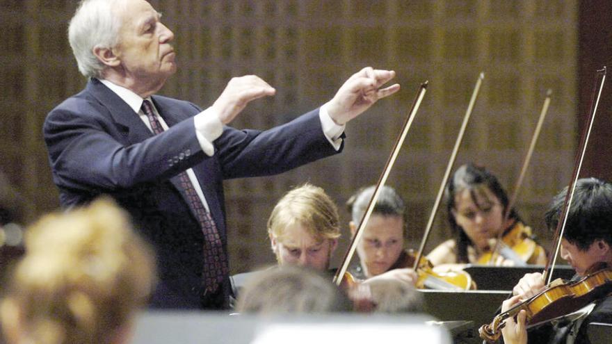 Pierre Boulez, en una imagen de 2006, dirigiendo a la Orquesta de la Academia de Lourcena. // Efe
