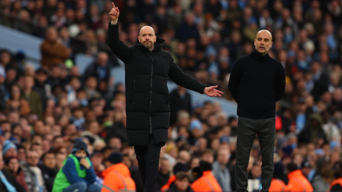 Erik ten Hag dando instrucciones con el entrenador de su máximo rival, Pep Guardiola, al lado
