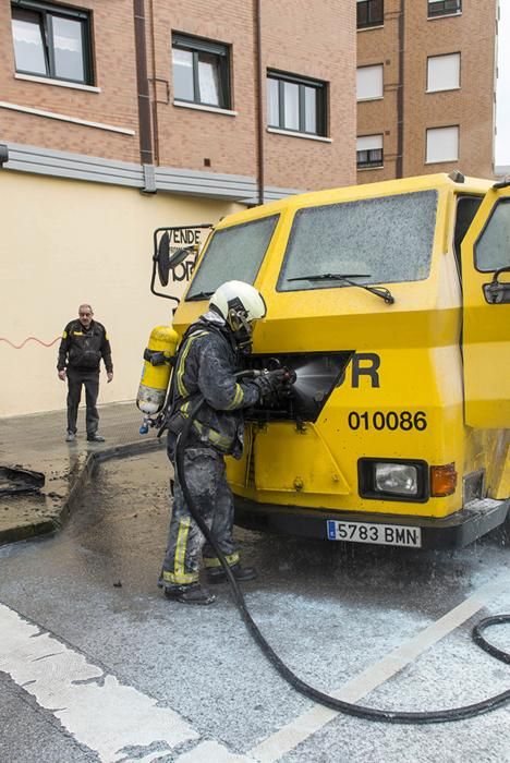 Bomberos trabajan en la extinción de un incendio en un camión blindado