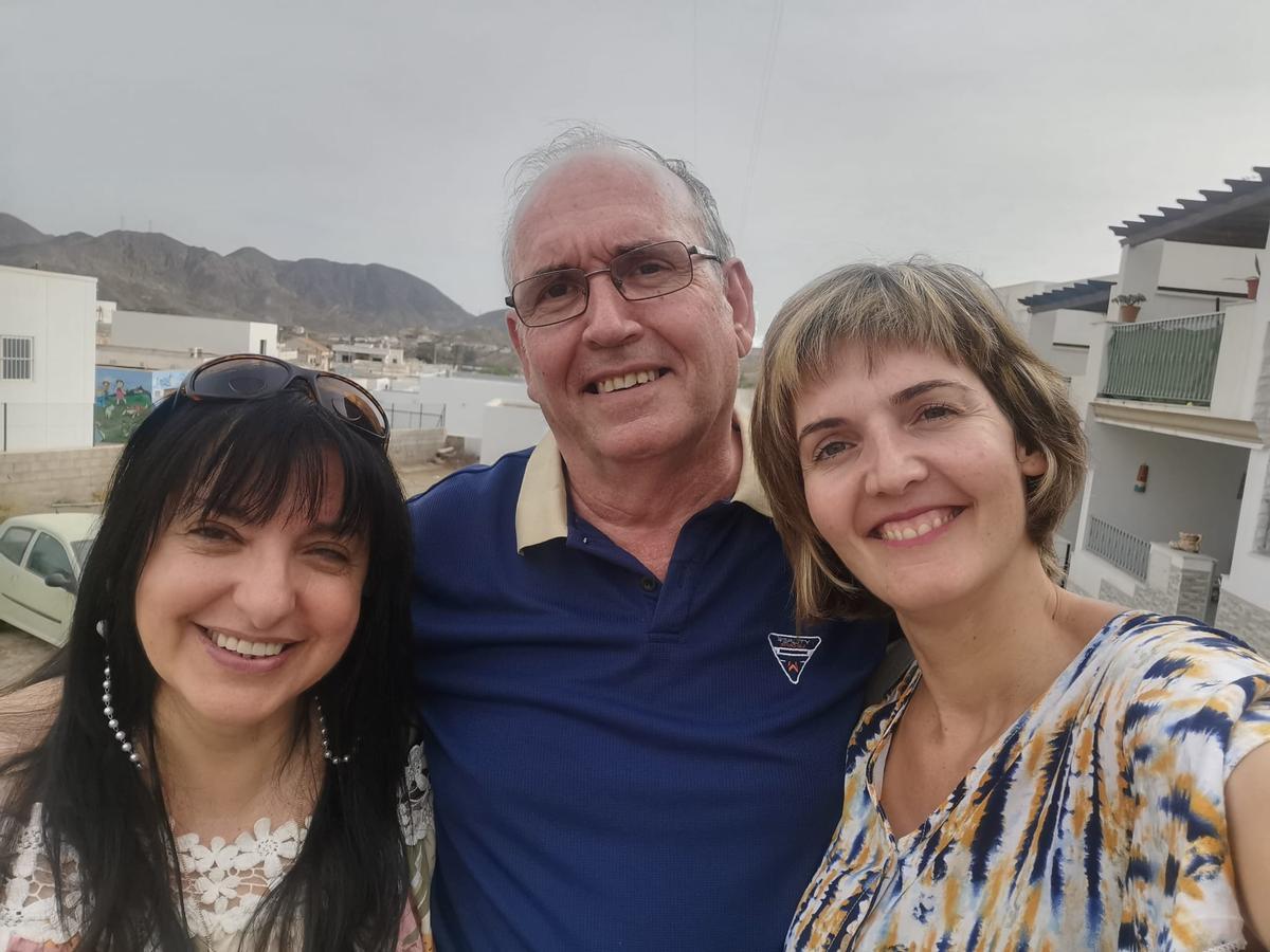 Patricia Cabrera y Cristina Amills junto a Joaquín.