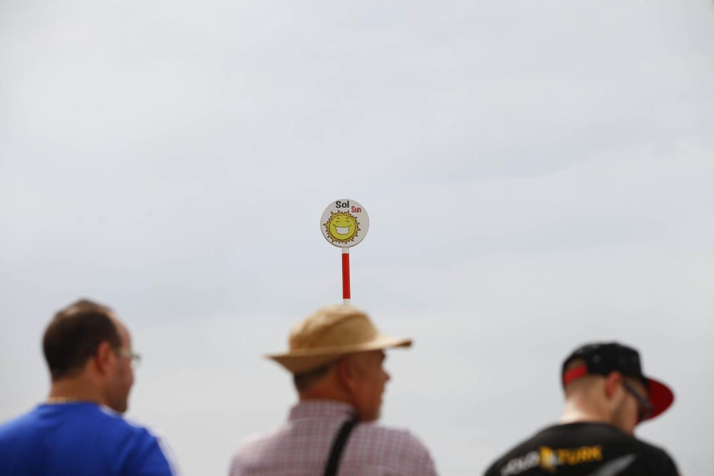 Miles de personas disfrutan a pie de playa del espectáculo protagonizado por el Ejército del Aire