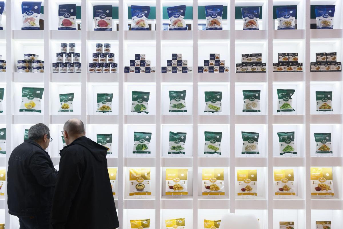 Expositor de productos saludables y vegetales empaquetados listos para comer en Alimentaria 2026.