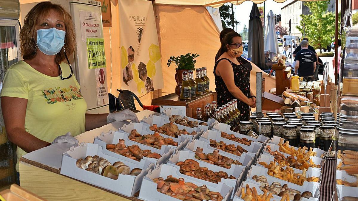 Una de les parades del mercat de Cal Rosal, que dissabte i diumenge celebra la festa dels bolet | ARXIU/ARNAU VALVERDE