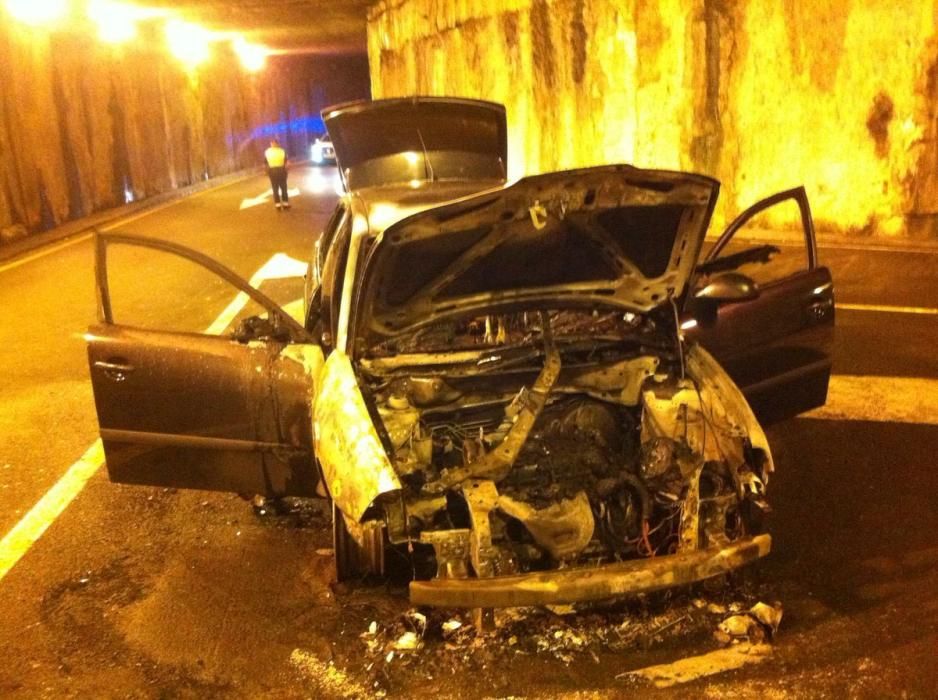 Calcinado un coche en el acceso a Pérez Muñoz en la capital grancanaria