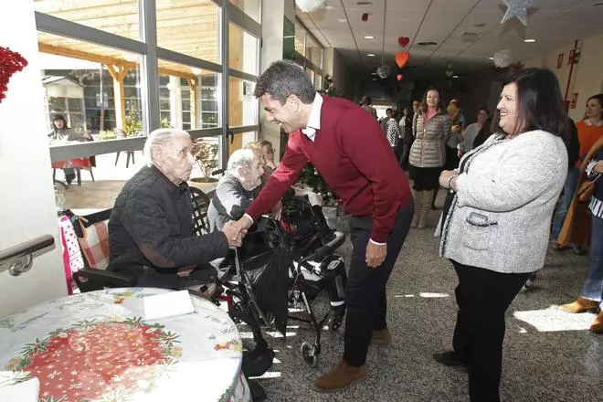 Carlos Mazón visita la residencia de La Molineta de Petrer para felicitar las fiestas navideñas