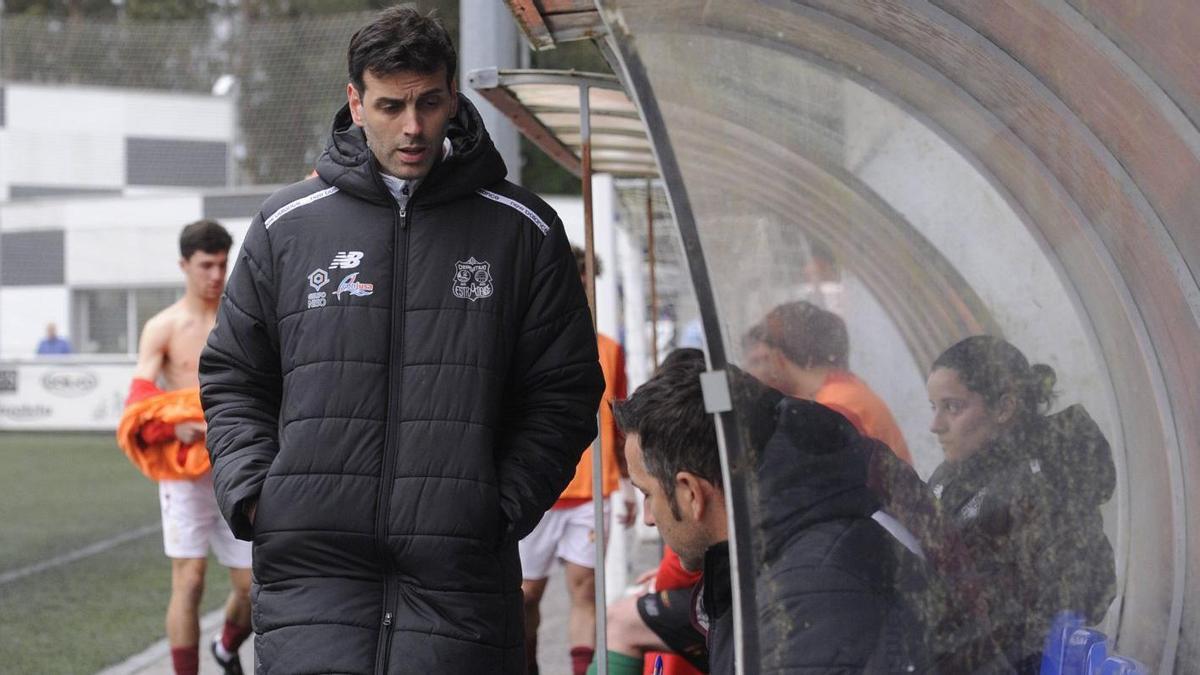 Manuti charla con Javicho en un partido jugado en el Novo Municipal. | BERNABÉ/JAVIER LALÍN