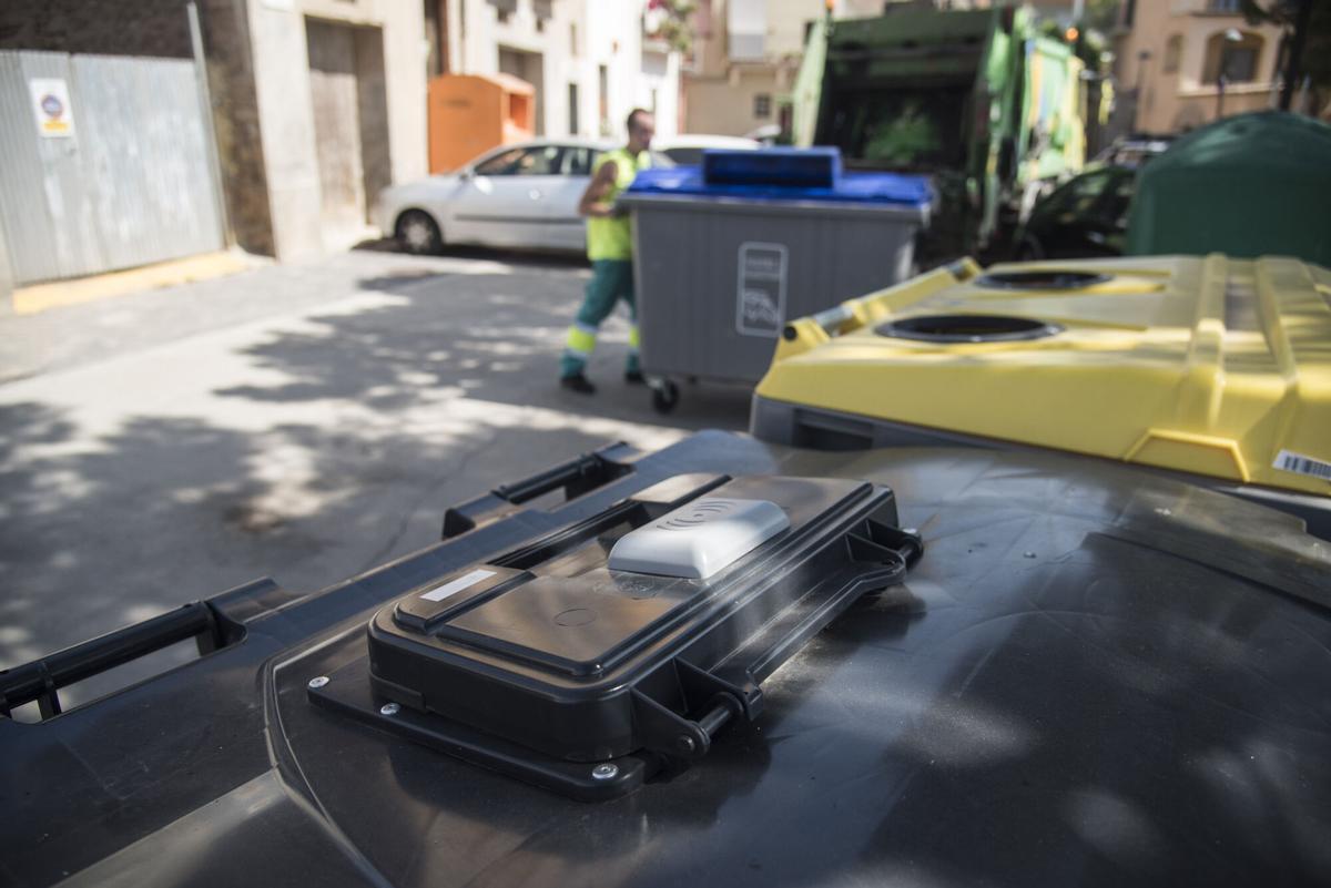 Usuarios del sistema de recogida selectiva de basura por tarjeta. Imágenes de archivo del 2021 en Manresa.