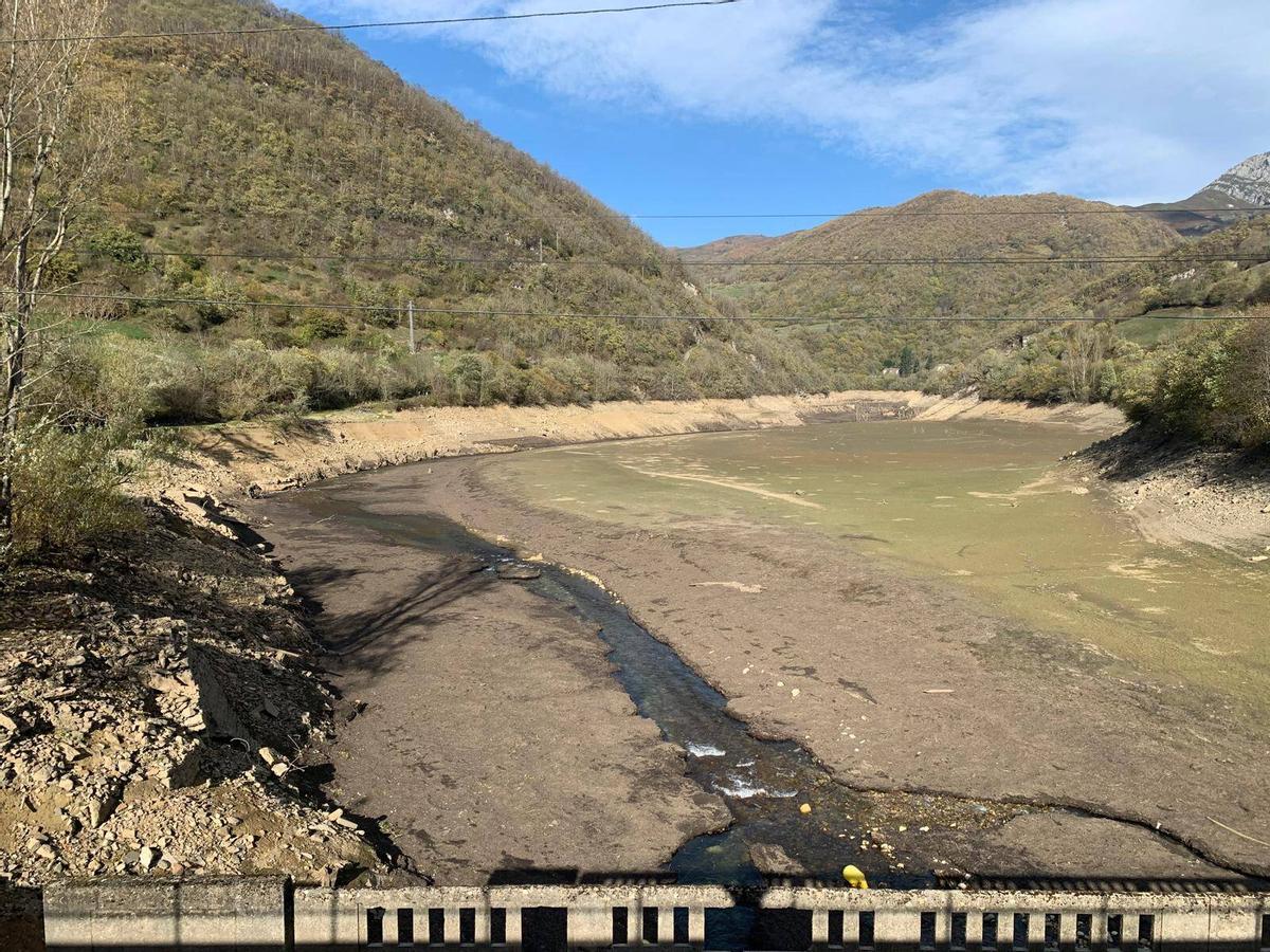 El pantano de Tanes en una fotografía tomada ayer