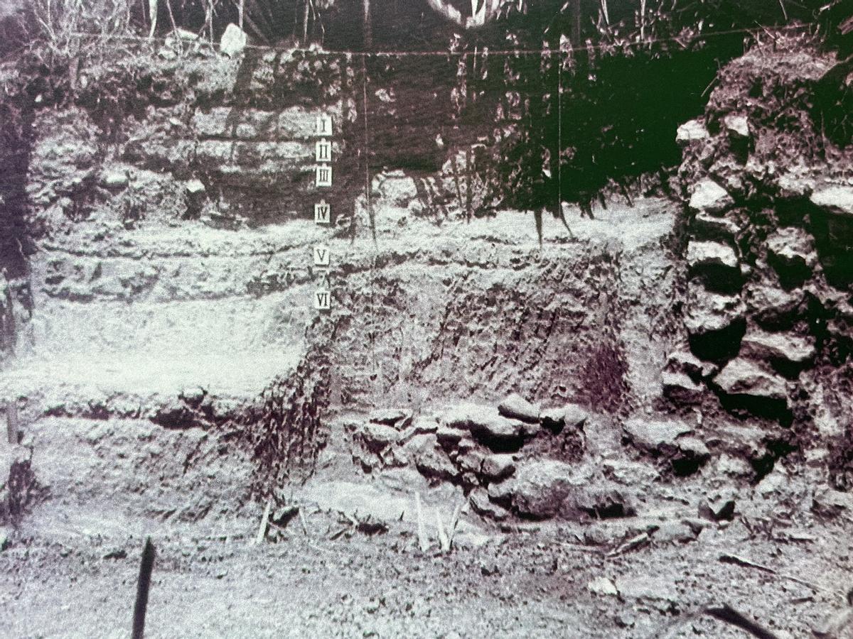 Excavación en el yacimiento fenicio en 1966.