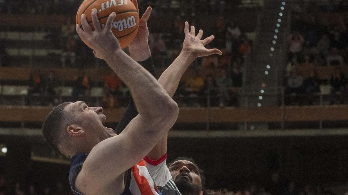 Burjanadze arma el tiro por encima del punteo de Noua.