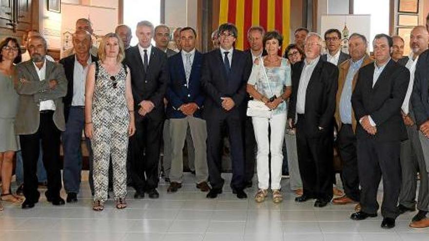 Carles Puigdemont, al centre de la imatge, envoltat de les autoritats locals i una àmplia representació de dirigents cerdans a l&#039;interior de la Casa del Comú, ahir