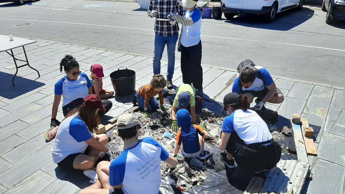 Más de 30 voluntarios limpian de residuos la playa de Barrañán | LA OPINIÓN