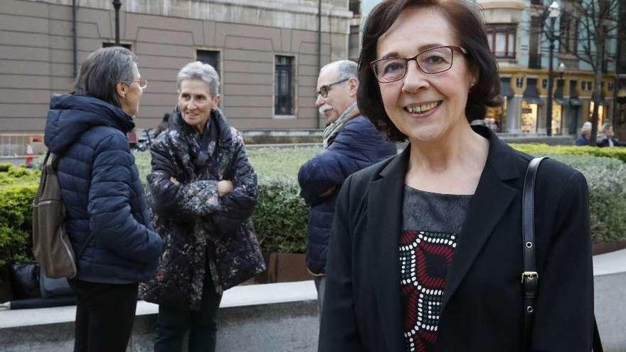 Fernanda del Castillo, junto a varios miembros de la Asociación Derecho a Morir Dignamente, ayer, en la plaza del Instituto.