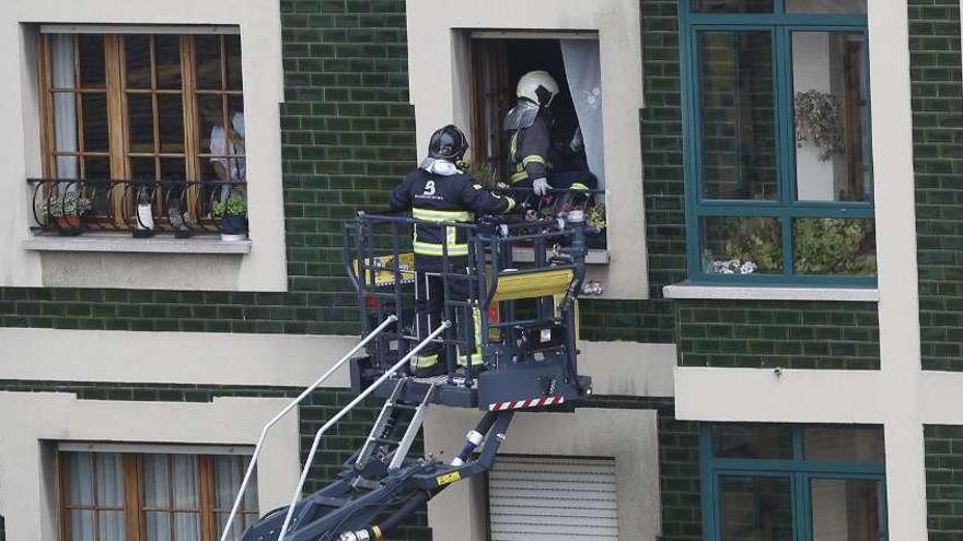 Los bomberos rescatan a una mujer que cayó en su domicilio