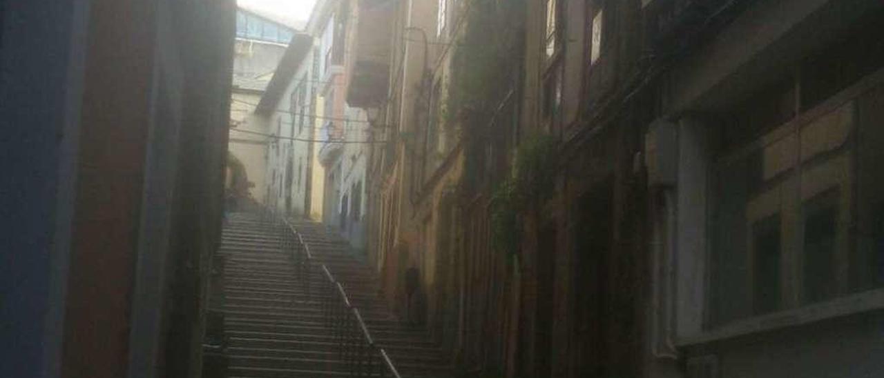 Edificio ruinoso y con vegetación en los Escalerones de Luarca.