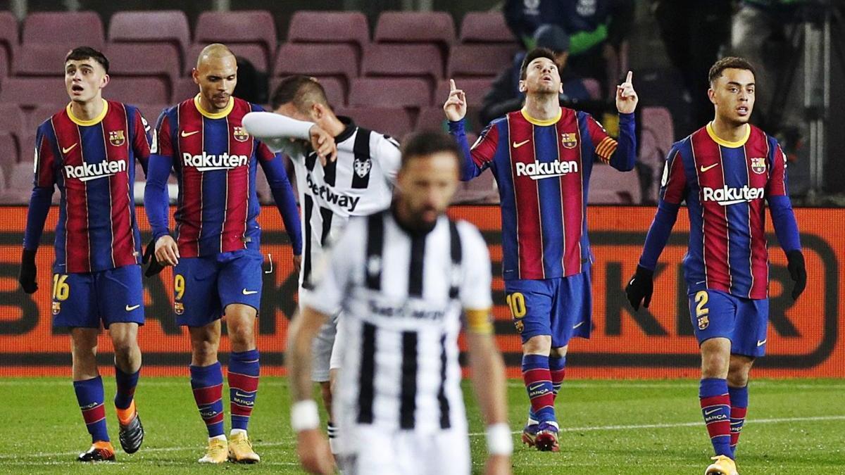Leo Messi mira cap al cel just després de marcar l’únic gol del partit d’ahir al Camp Nou.