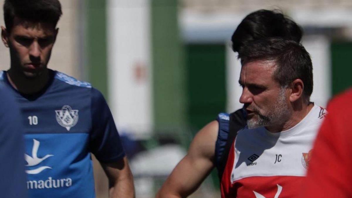 Julio Cobos, derecha, habla con sus jugadores en el entrenamiento de este viernes.