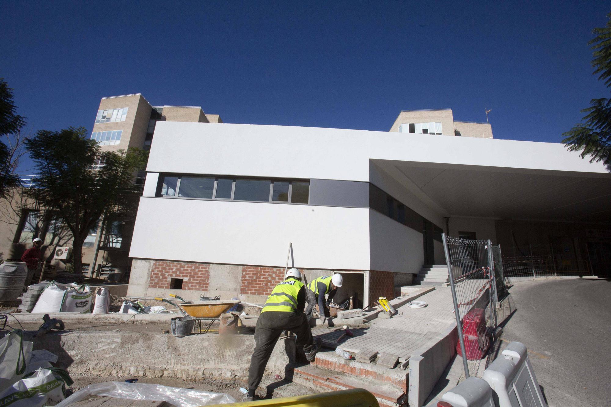 El conseller de Sanidad Miguel Mínguez visita el futuro hospital de día oncológico y la remodelación de las urgencias del hospital Sant Joan d’Alacant