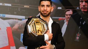 22/02/2024 Ilia Topuria, campeón del mundo de UFC, durante la rueda de prensa a 22 de Febrero de 2024 en Madrid (España). Ilia Topuria compite en la categoría de peso pluma de Ultimate Fighting Championship, donde es el actual Campeón Mundial de Peso Pluma de UFC.? DEPORTES Jose Velasco - Europa Press