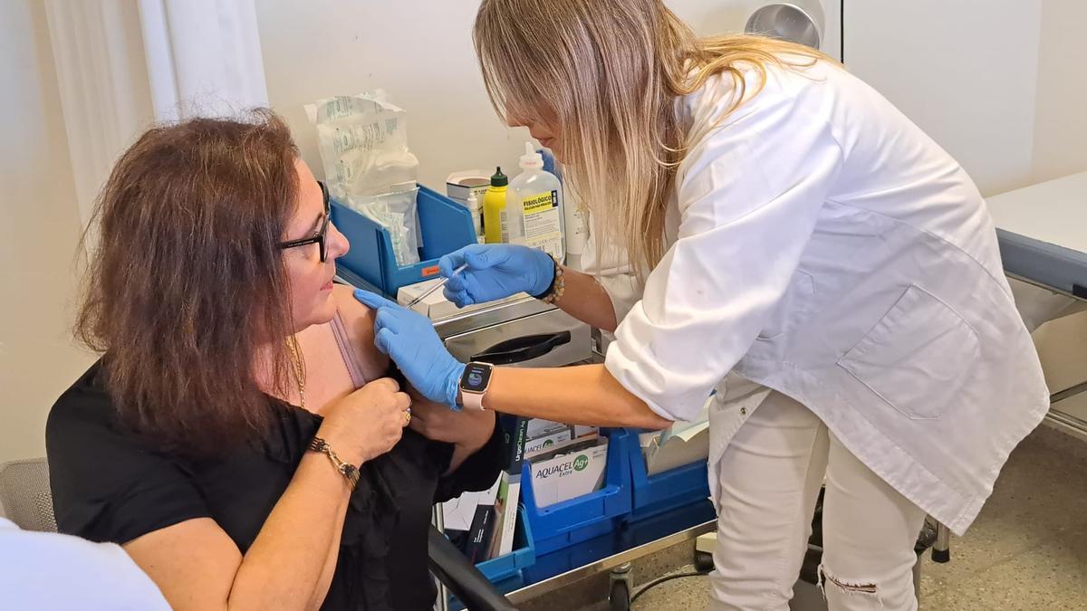 La consellera de Salud se vacuna para dar ejemplo a la ciudadanía y a los sanitarios