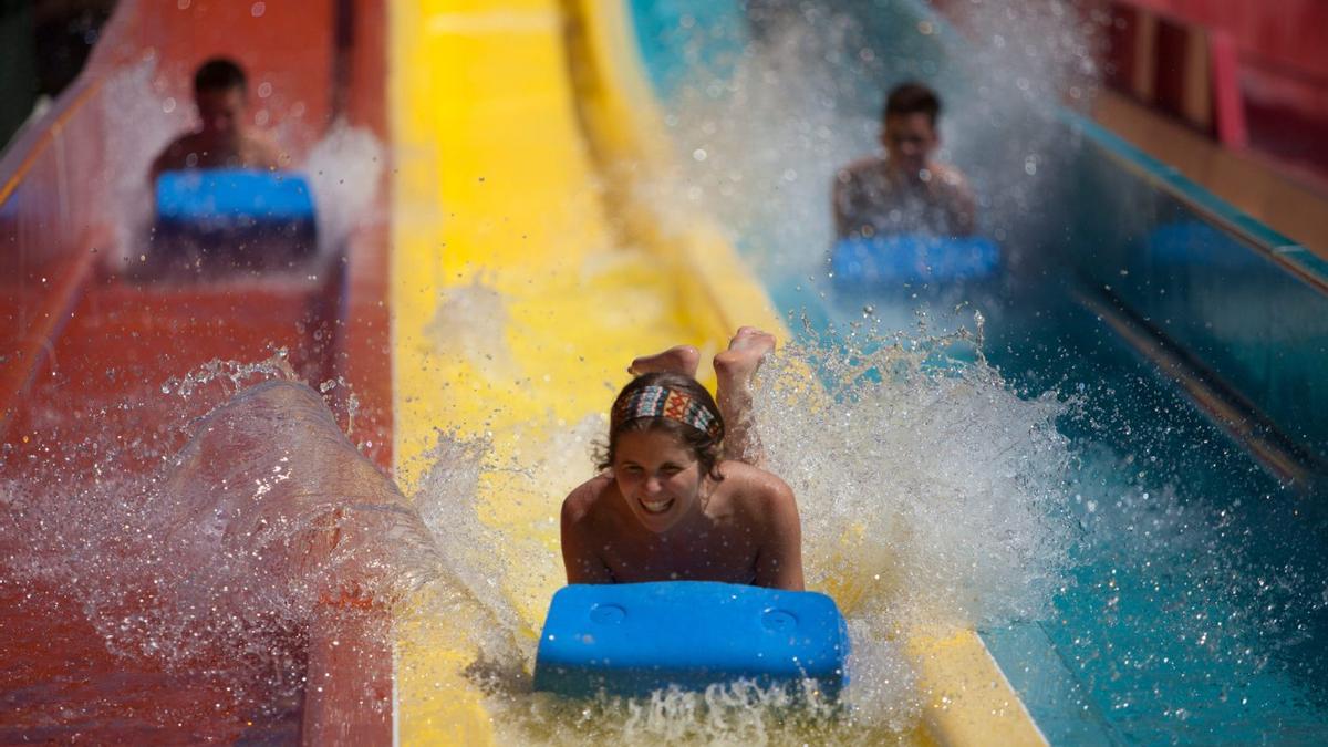 Isla Mágica lanza una oferta para entrar gratis a los toboganes y psicinas de Agua Mágica