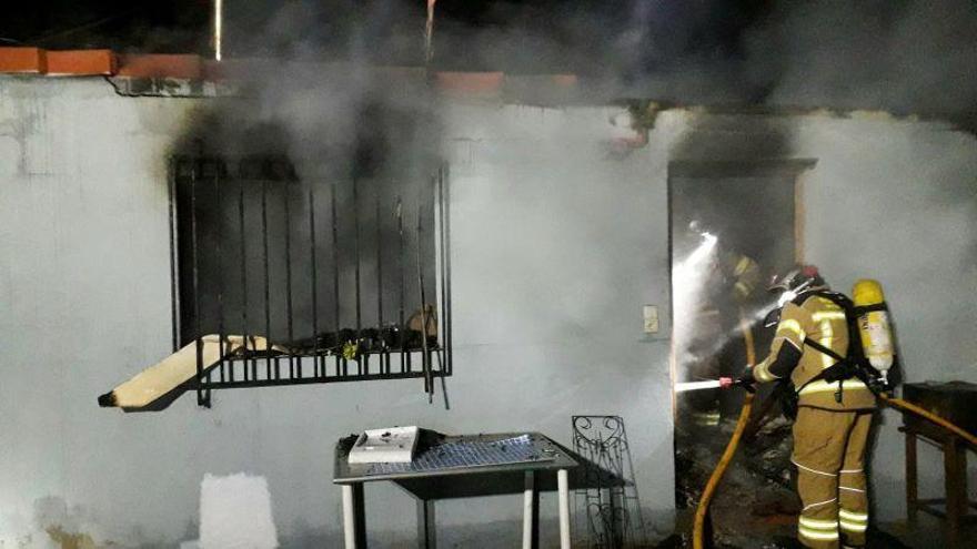 Efectivos de bomberos sofocan un incendio en una casa de campo de Alfajarín