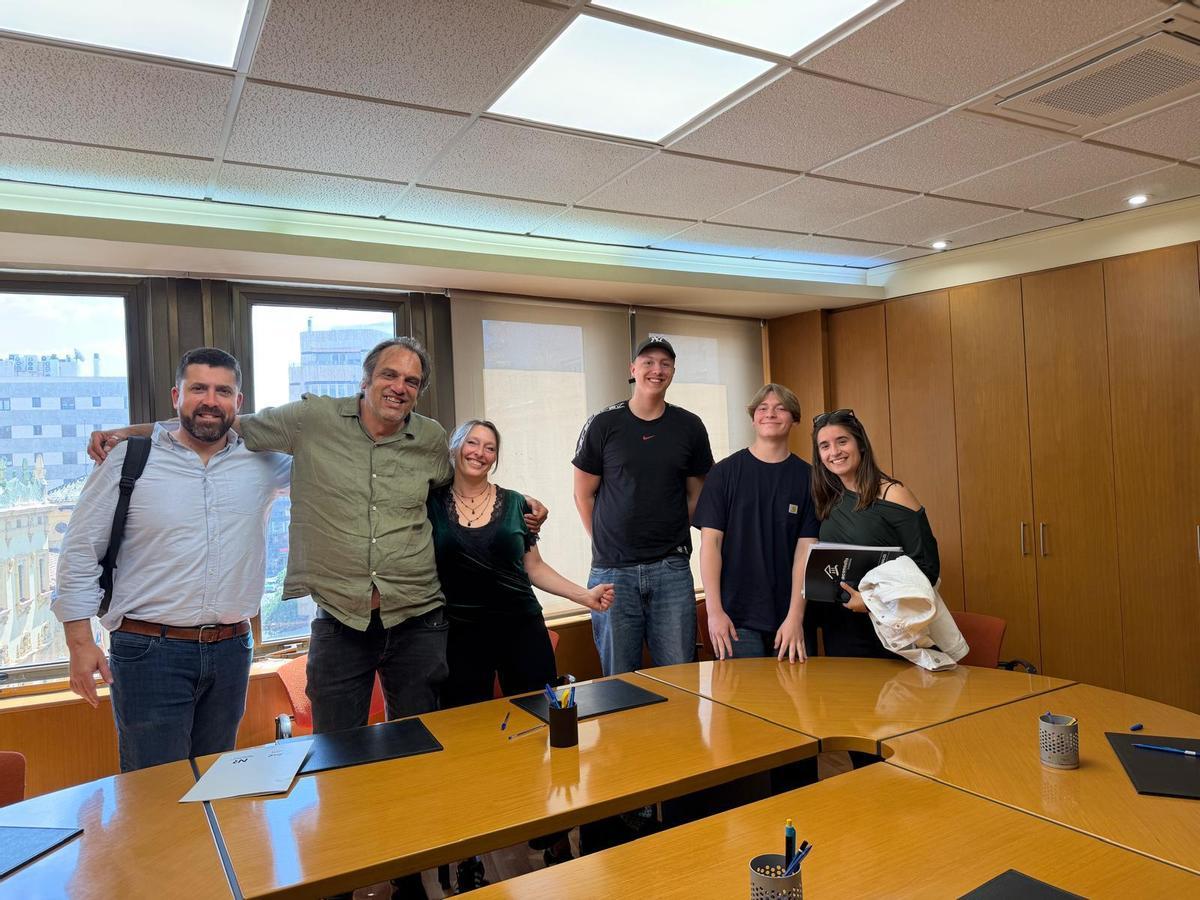 En el centro, la familia de Utrecht, en la firma de la compraventa.
