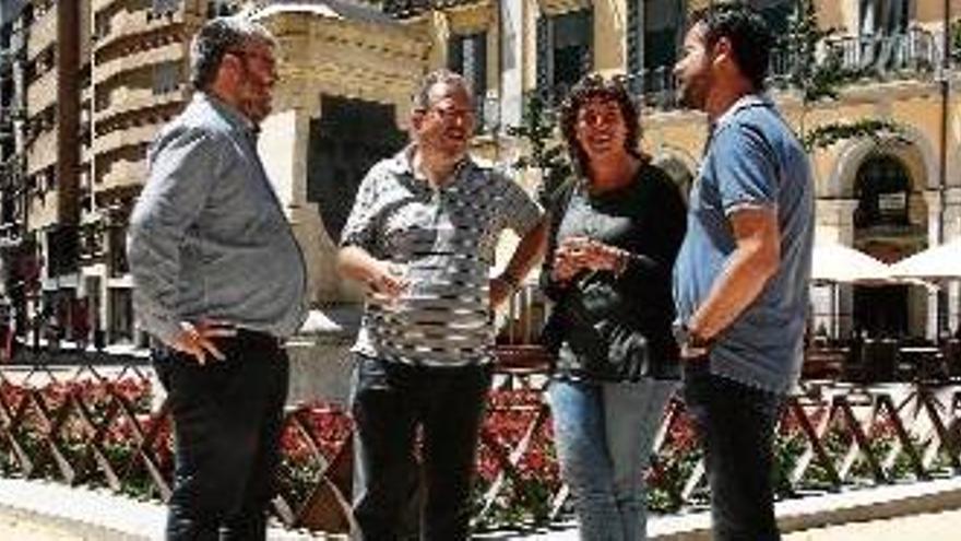 Jordi Martí, Joan Olòriz, Teresa Jordà i Quim Ayats, a la plaça Independència de Girona.