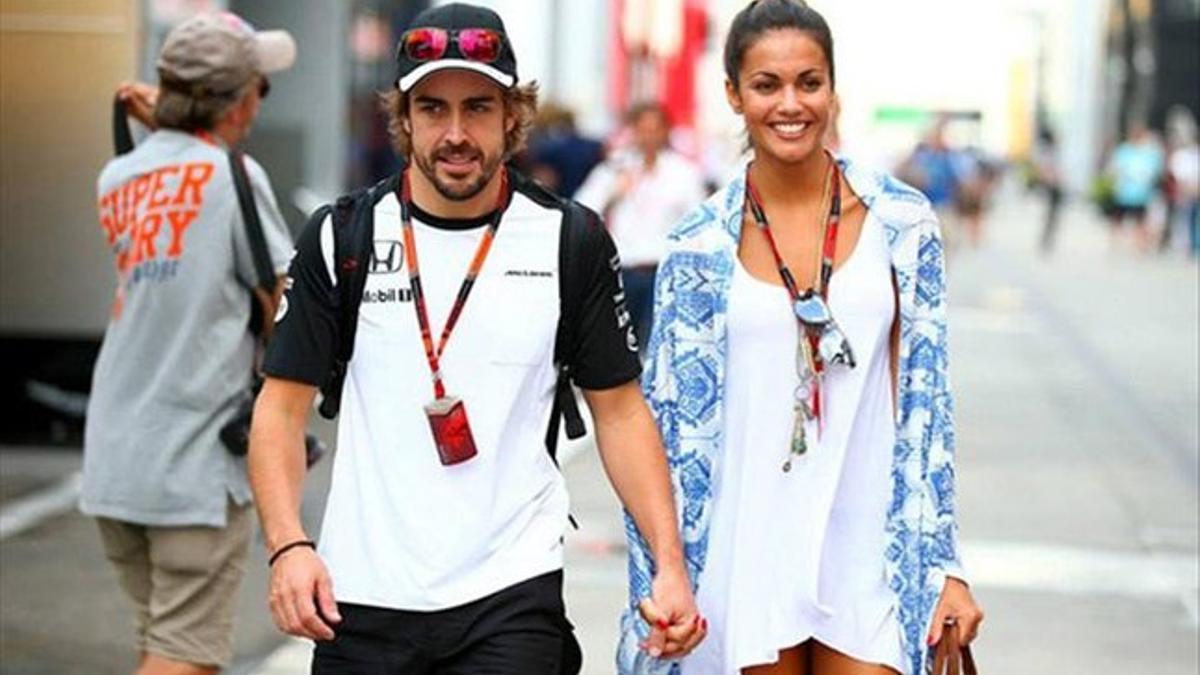 Alonso y Lara Álvarez, en el paddock