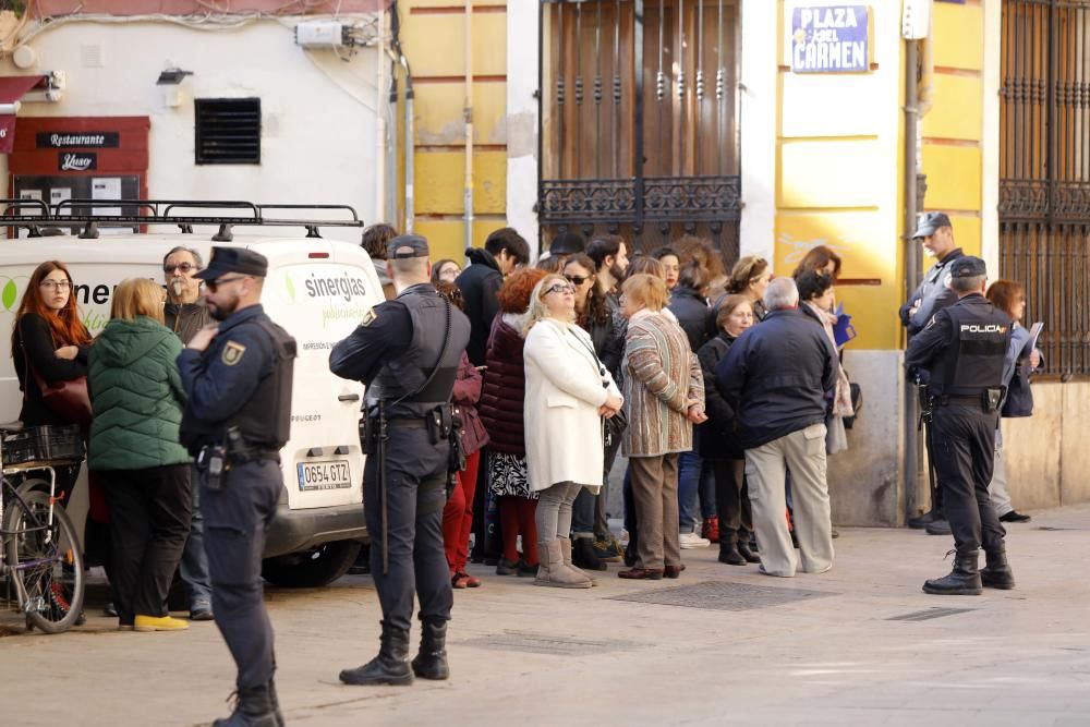 Aglomeración en la conferencia de Mujica en València