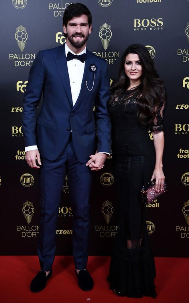 El portero del Liverpool Alisson Becker llega a la gala del Balon de Oro France Football 2019 en el Chatelet Theatre en Paris.