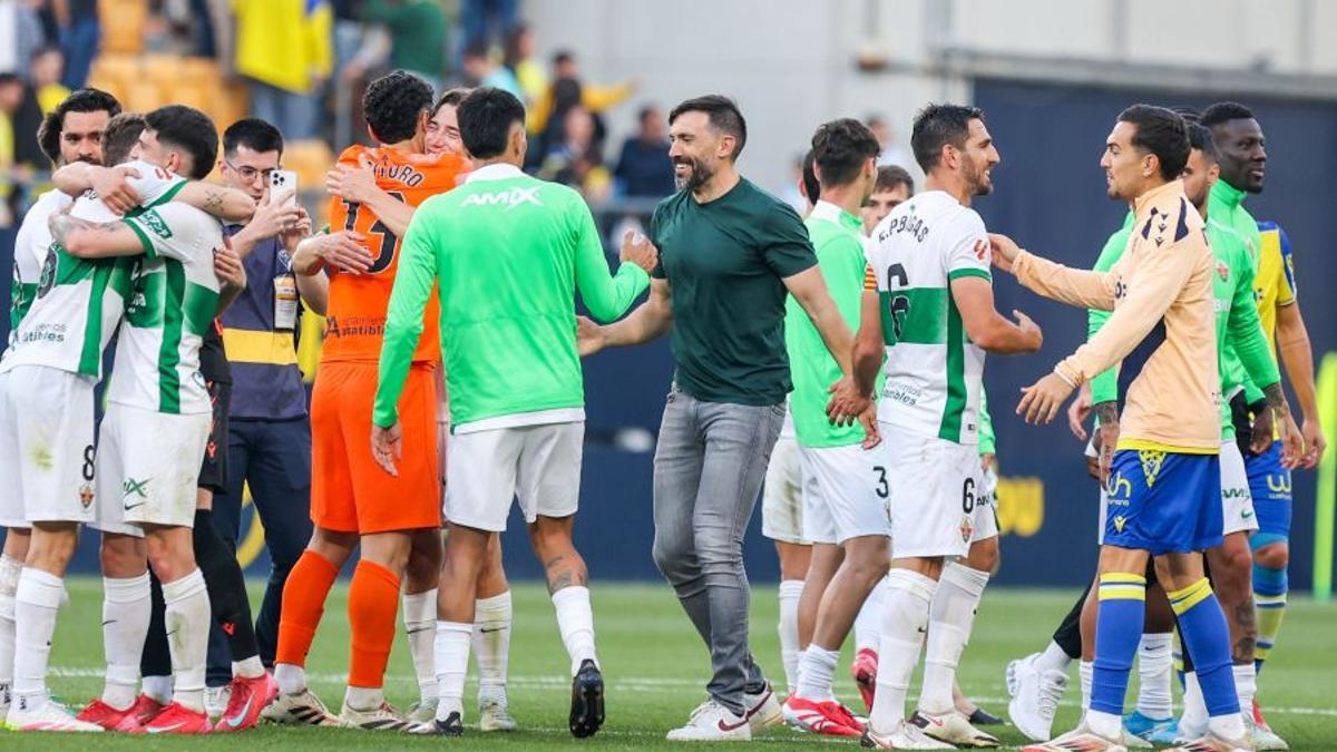 Sarabia felicita a sus futbolistas tras la victoria en Cádiz.